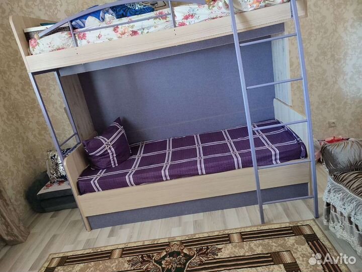 Двухъярусная кровать с матрасами