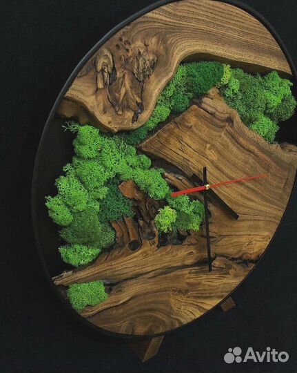 Часы из слэба со мхом