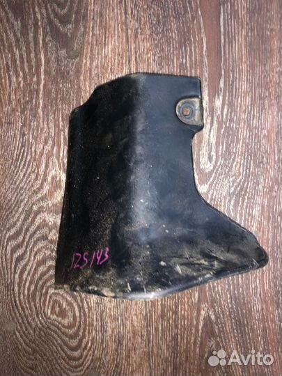 Брызговик передний левый Toyota Crown GS141 1GFE