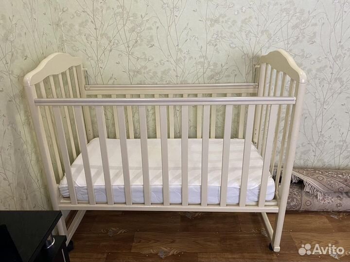 Детская кроватка с маятником