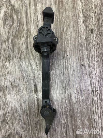 Ограничитель двери передний левый Opel Astra K