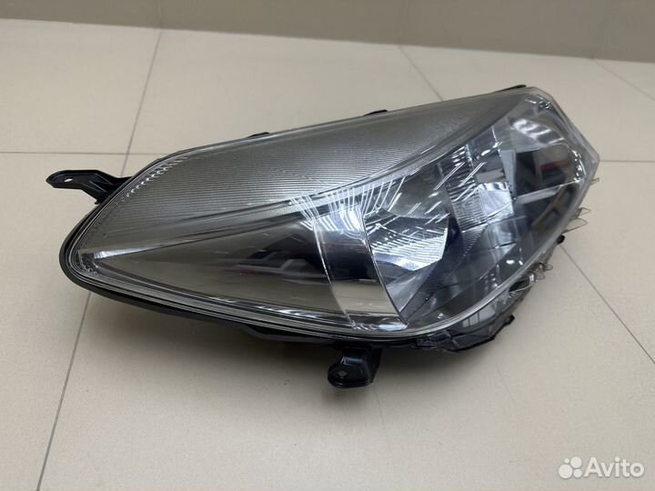 Фара Toyota Yaris 3 (XP130)
