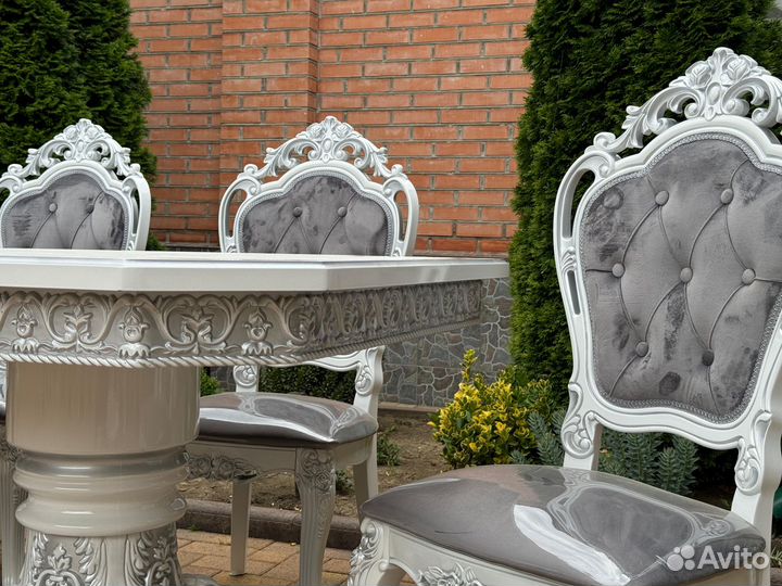 Стол и стулья