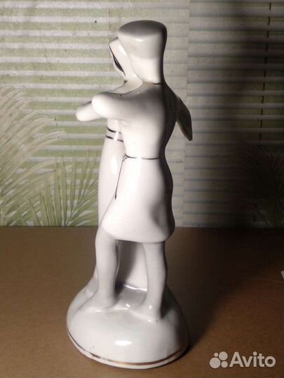 Редкая статуэтка, Танец лезгинки