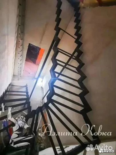 Лестница на ломаных косоурах