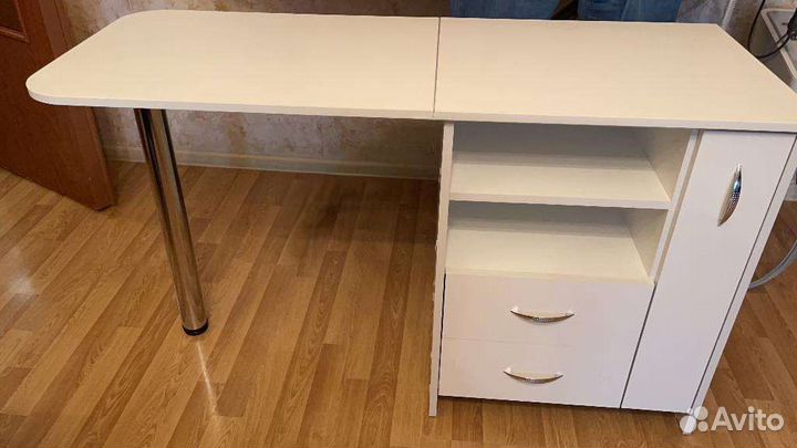 Маникюрный стол