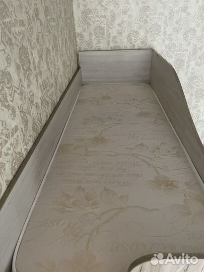 Детская кровать чердак со столом и шкафом