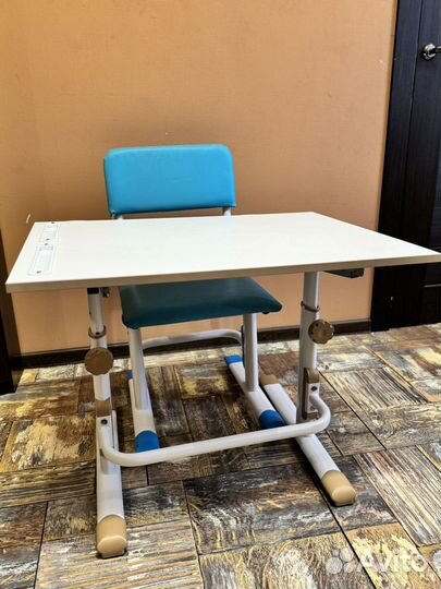Школьная парта и стул