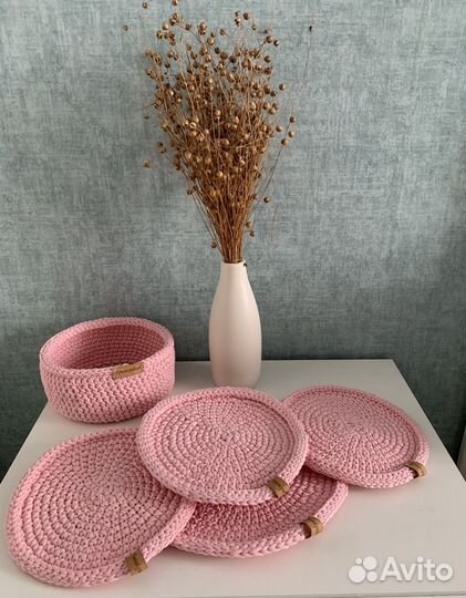 Вязанные корзинки и салфетки