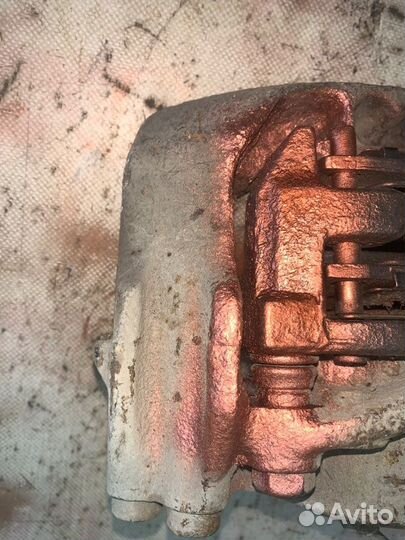 Суппорт передний правый Volkswagen Transporter T4