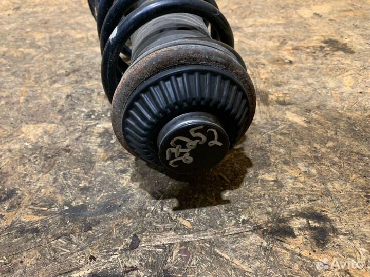 Стойка амортизатора передняя правая Opel Zafira