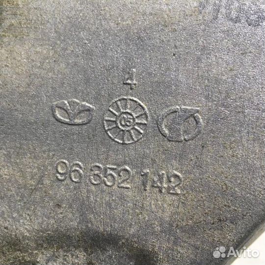 Кронштейн генератора Шевроле Авео Т200 03-08