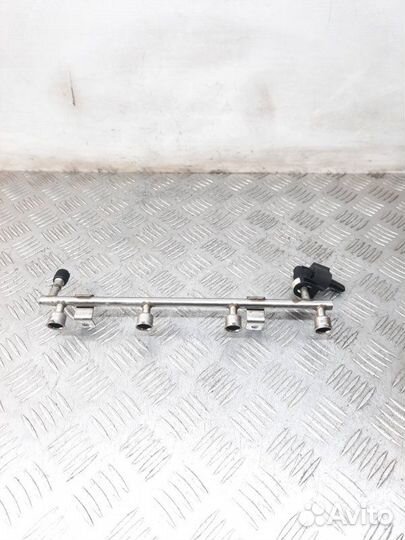 Топливная рампа Opel Astra 1.6 A16XER 2011