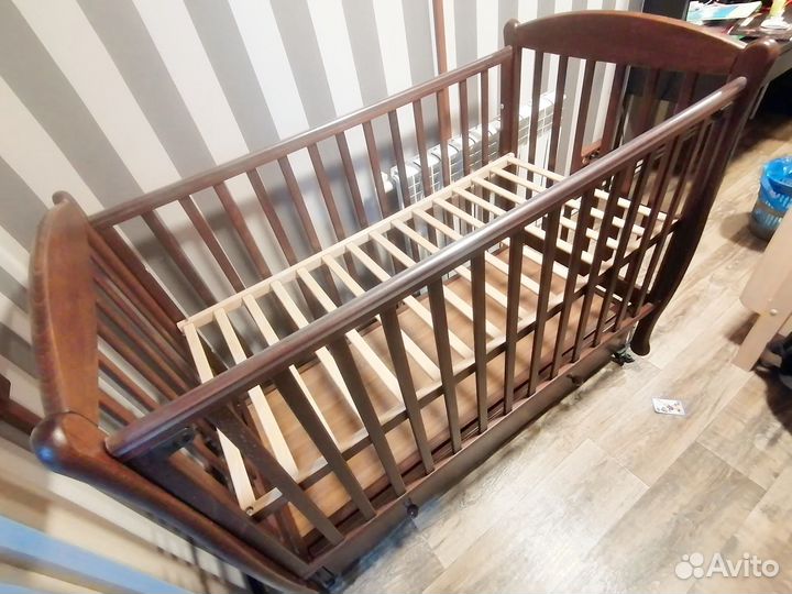 Детская кроватка с маятником и ящиком