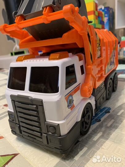 Детская игрушка мусоровоз