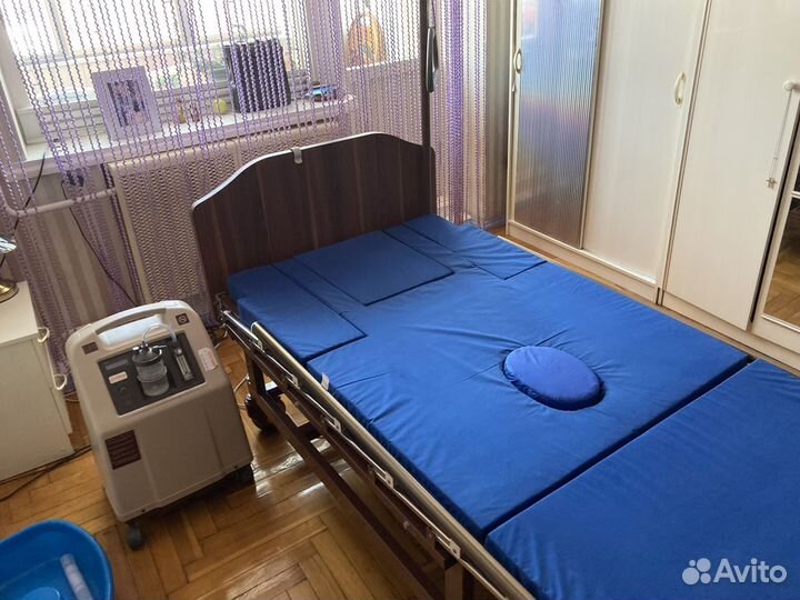 Кровать для лежачих больных с управлением пультом