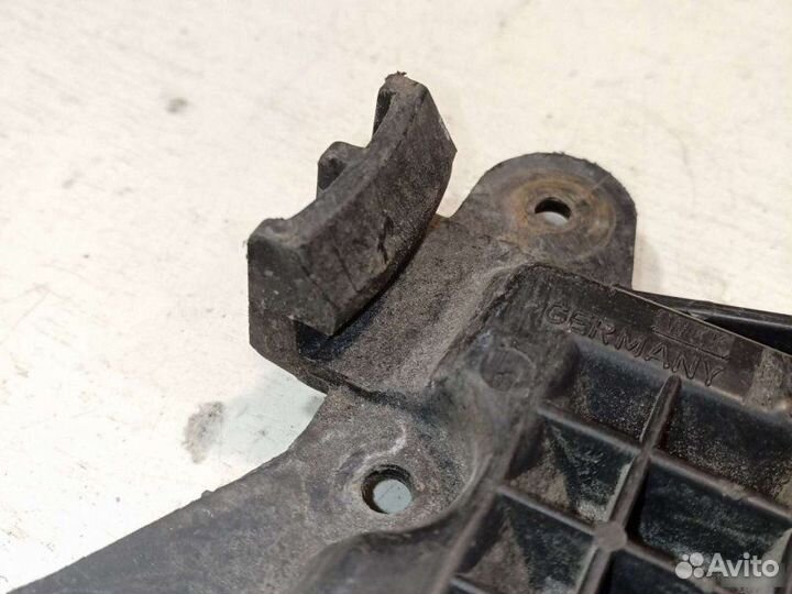 Крепление бампера заднее левое Audi 100 седан 2.8