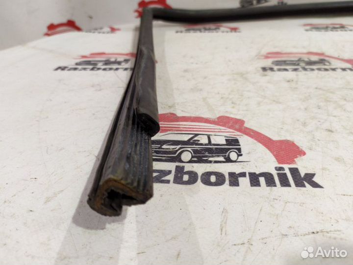 Уплотнительная резинка боковой двери передняя