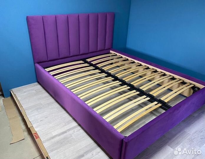 Кровати. Кровать с мягким изголовьем