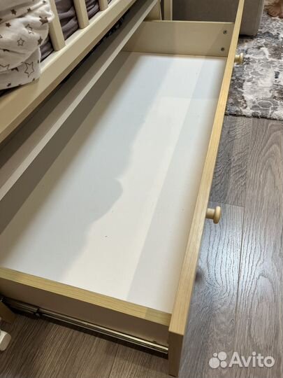 Детская кроватка с маятником