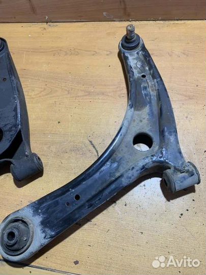 Рычаг подвески передний правый Mitsubishi Lancer