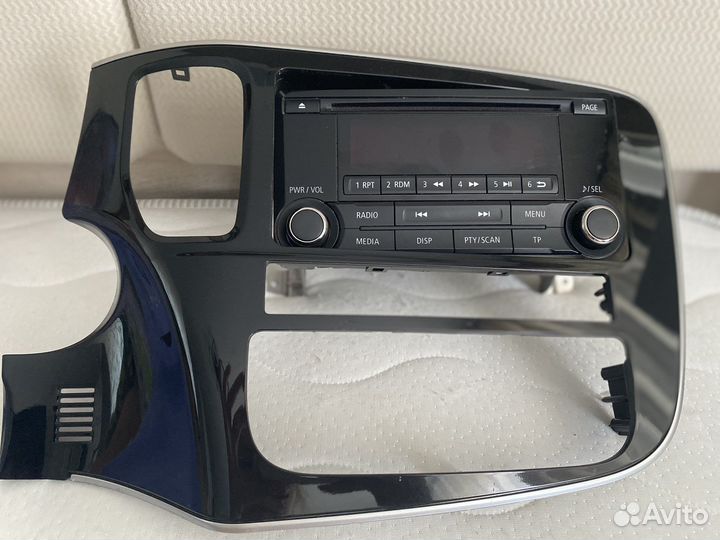 Штатная магнитола на Mitsubishi Outlander 3