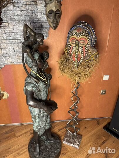 Статуя из бронзы. Мавр с обезьянками