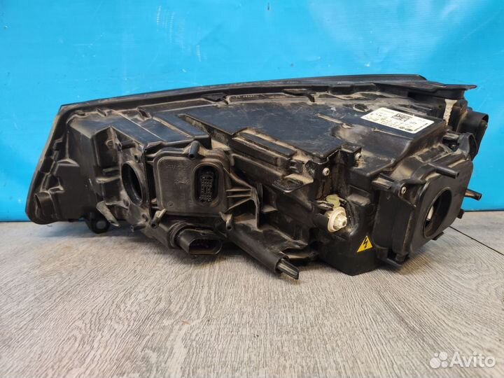 Фара правая Volkswagen Touareg 2014-2018