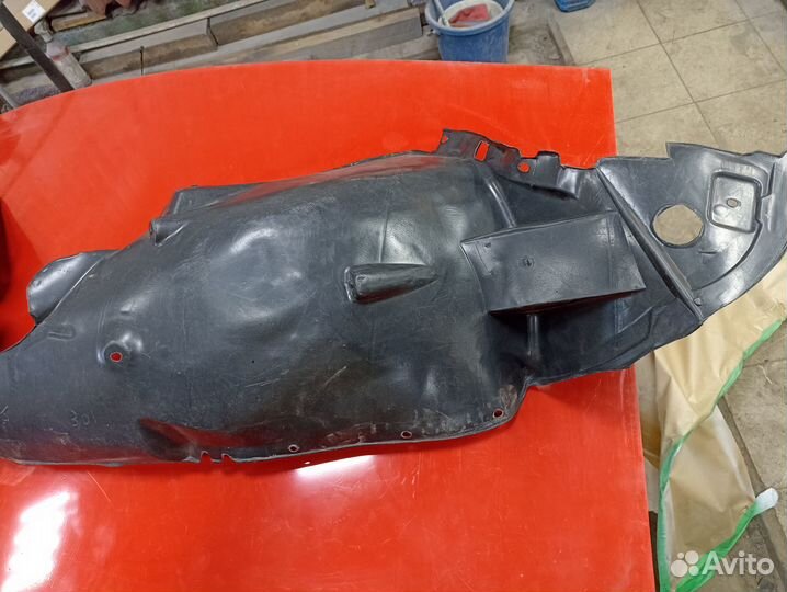 Подкрылок правый Peugeot 301 с дефектом