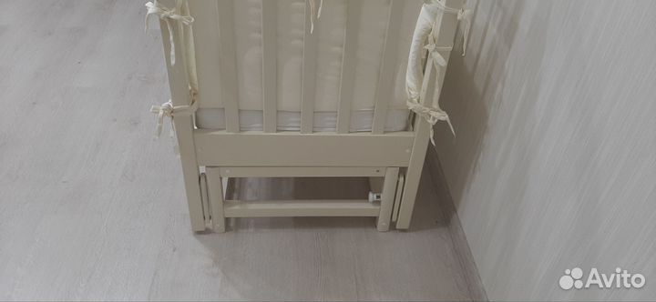 Детская кроватка с маятником