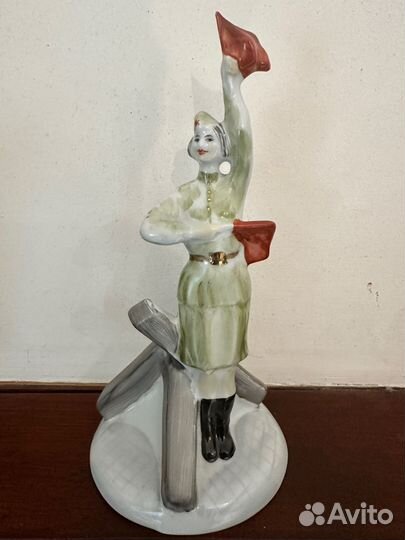 Фарфоровая статуэтка Регулировщица СССР