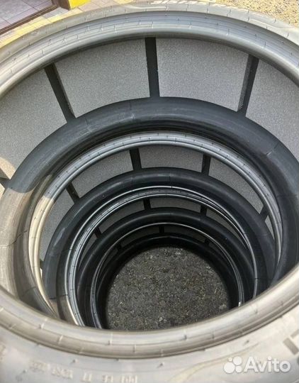 Pirelli P Zero PZ4 235/40 R22 и 315/35 R22