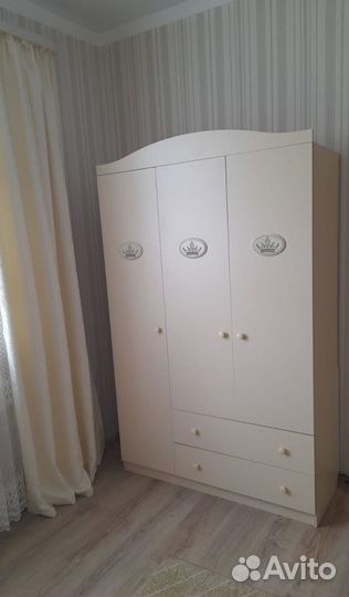 Шкаф детский трехстворчатый