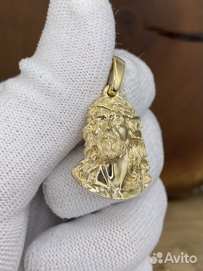 Наличии золотая подвеска с ликом иисуса