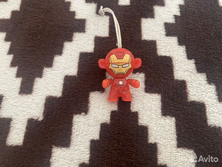 Фигурки и шлем Железного человека