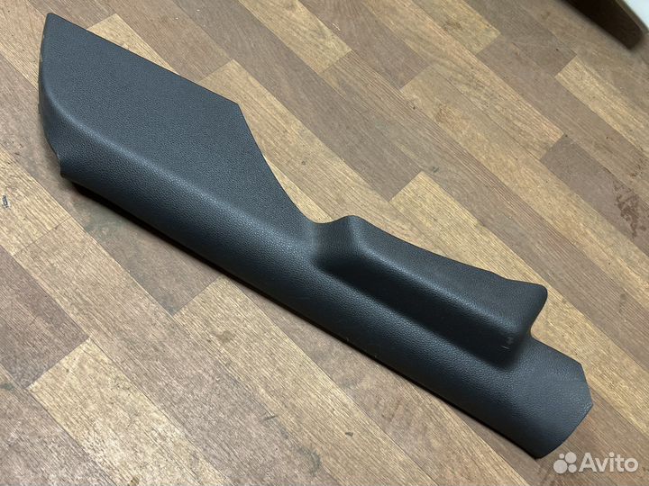 Накладка задней стойки нижняя правая polo