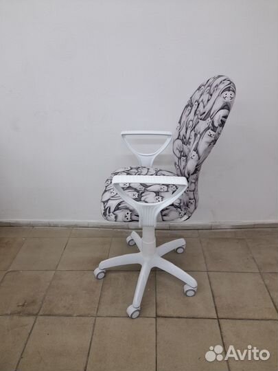 Компьютерное кресло. Белое. Новое