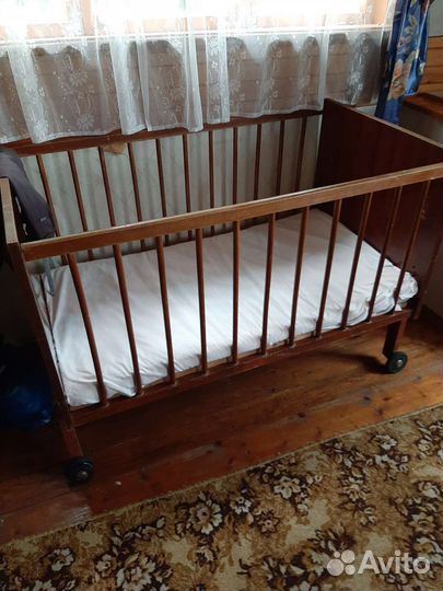 Детская кроватка на колесиках с матрасом