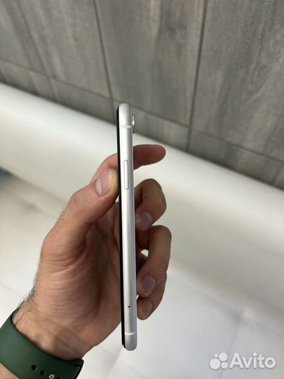 Телефон iPhone XR белый