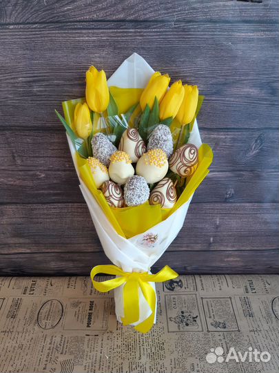 Букет из клубники в шоколаде в цветами