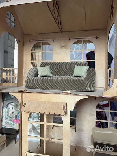 Большой кукольный домик с мебелью