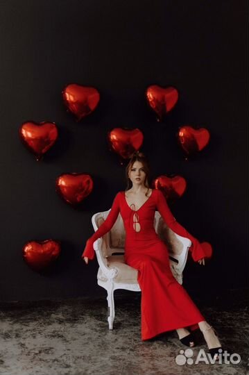 Красное платье с вырезом