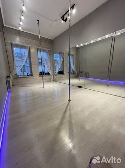 Аренда танцевального зала с пилонами