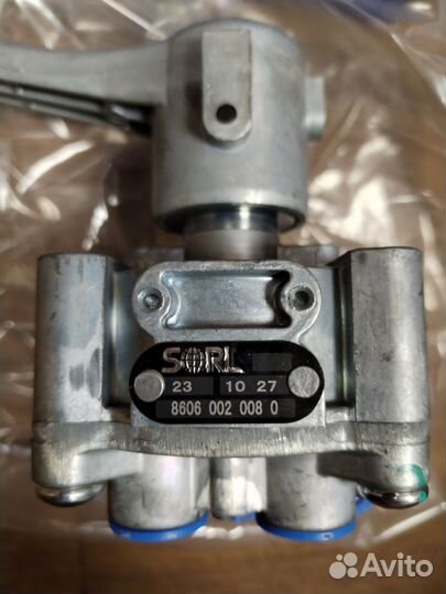 Кран ручного управления подвеской