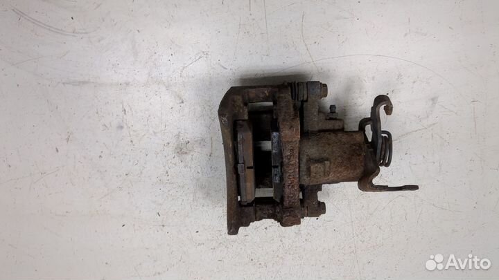 Суппорт левый задний Ford Mustang