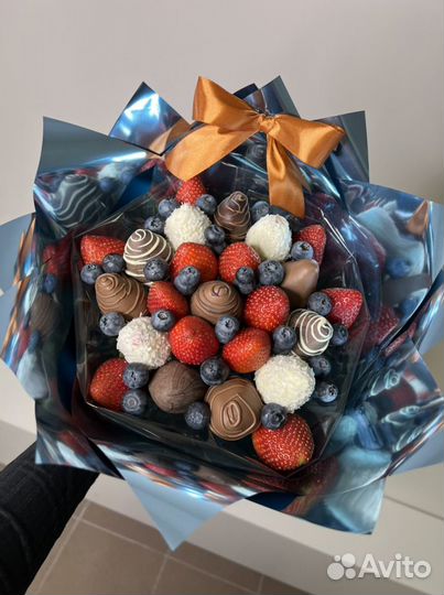 Съедобный букет из клубники и голубики