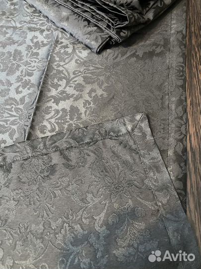 Наперон черный и белые скатерти