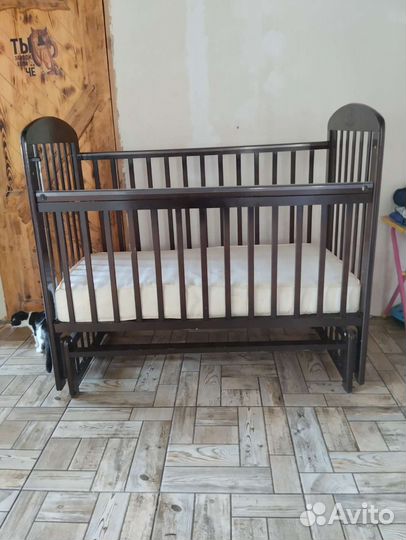 Детская кроватка с маятником