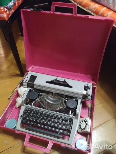 Печатная пишущая машинка 1991 года