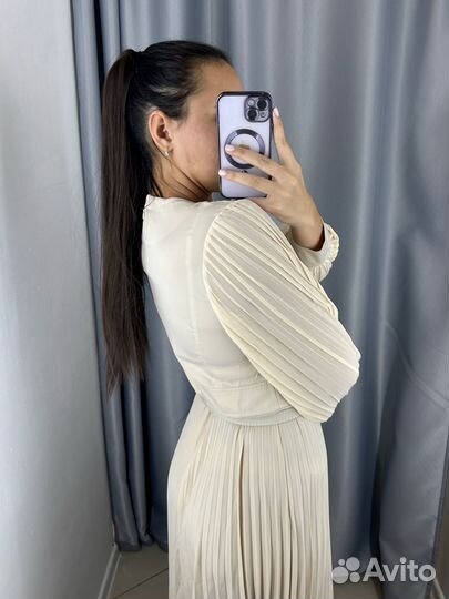 Платье молочно беджевое с гафрированой юбкой